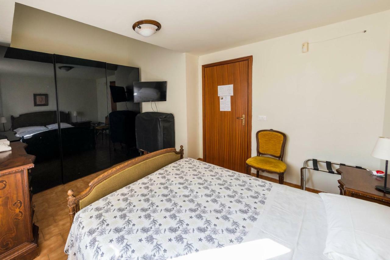 Bed & Breakfast Hotel California Terracina Exteriör bild
